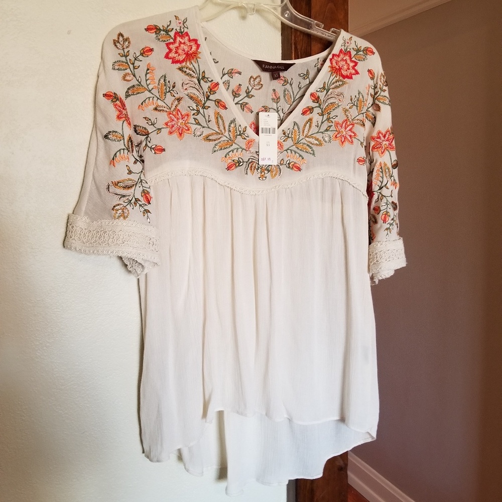 ❌SOLD❌ Jumel Embroidered Blouse by Ranna Gill - Picture 2 of 3